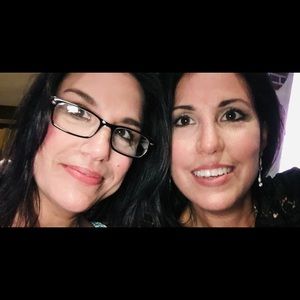 Meet your Poshers, Robyn and Tracy!